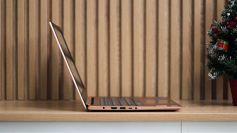 một chiếc laptop có vẻ đẹp tao nhã và cao cấp.