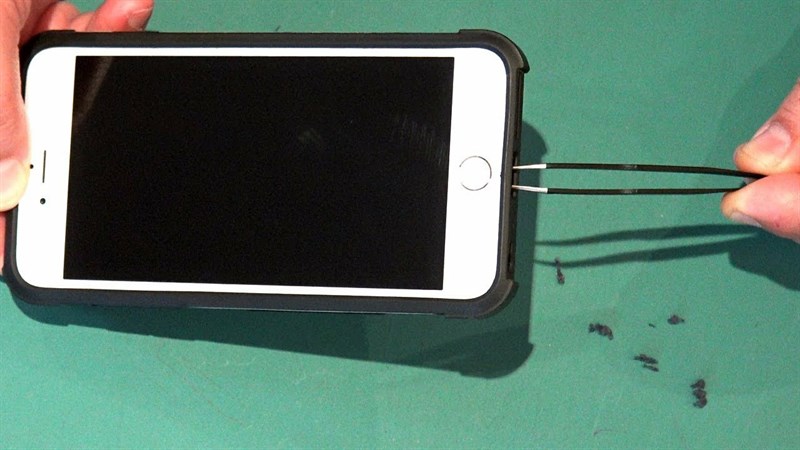 Dùng vật nhọn để vệ sinh cổng sạc iPhone hiệu quả