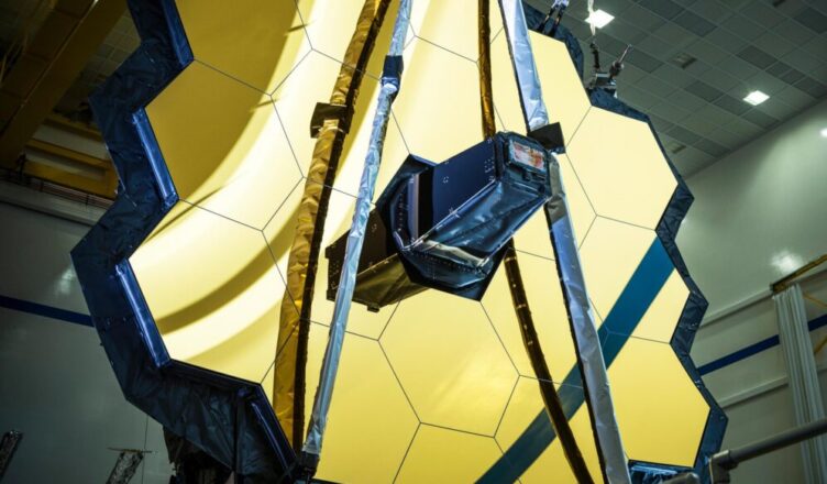 Kính thiên văn không gian khổng lồ James Webb được kỳ vọng là cầu nối cho con người