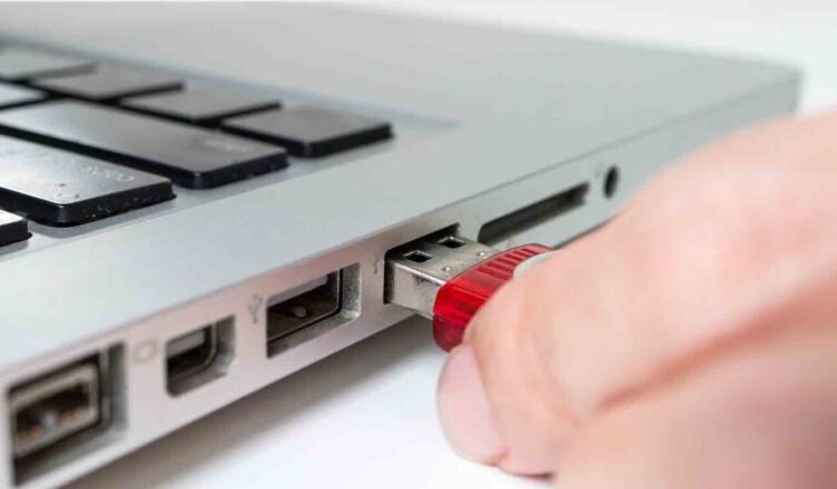 Những cách rút USB an toàn cho laptop của bạn
